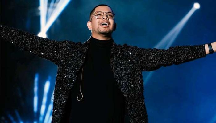 মঞ্চেই মৃত্যুর কোলে ঢলে পড়লেন গায়ক