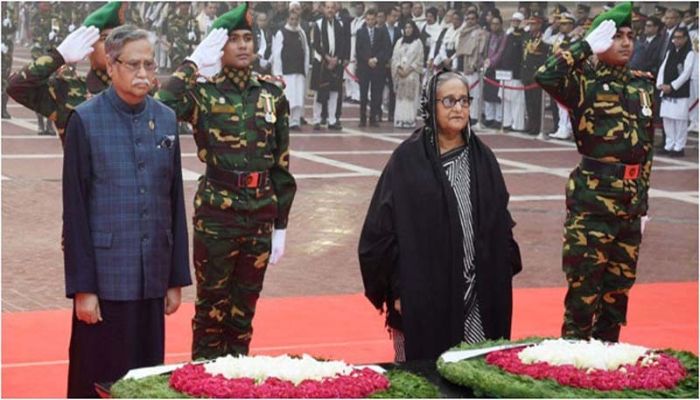 বিজয় দিবসে স্মৃতিসৌধে রাষ্ট্রপতি ও প্রধানমন্ত্রীর শ্রদ্ধা