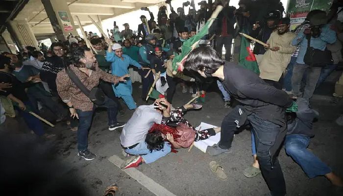 এনসিটিবির সামনে কর্মসূচি চলাকালে হাতাহাতি ও হামলা, আহত অনেকে