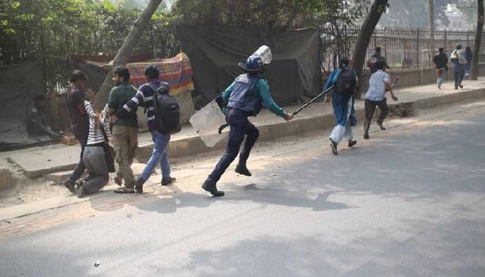 ‘সংক্ষুব্ধ ছাত্র-জনতার’ প্রতিবাদ মিছিলে পুলিশের ধাওয়া, লাঠিচার্জ, আহত অনেকে