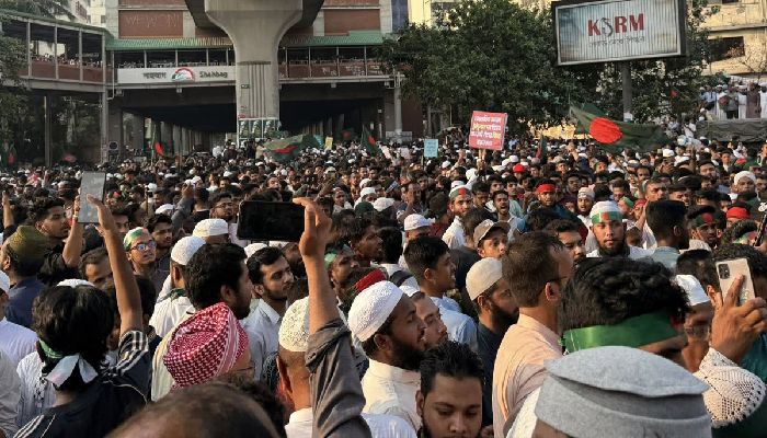 আওয়ামী লীগ নিষিদ্ধের দাবিতে শাহবাগ অবরোধ, যান চলাচল বন্ধ