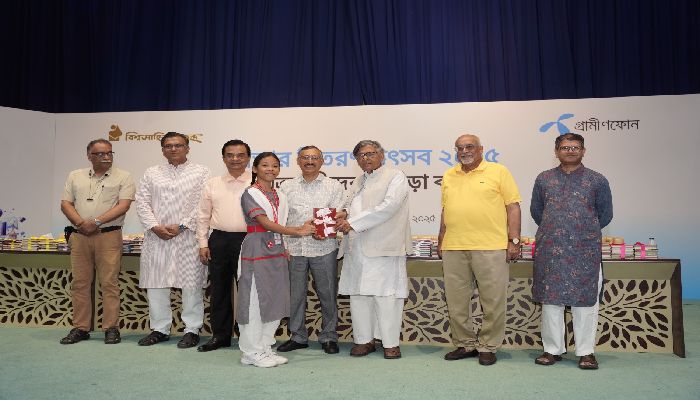 রাজধানীর ৫ হাজার শিক্ষার্থীকে পুরস্কার দিল বিশ্বসাহিত্য কেন্দ্র