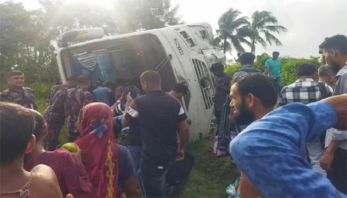 সাতক্ষীরায় ৩৫ জন সাংবাদিক বহনকারী বাস নিয়ন্ত্রণ হারিয়ে খাদে