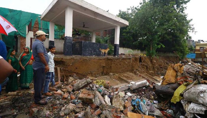 দিল্লিতে মন্দিরের দেয়াল ধসে নিহত ৭