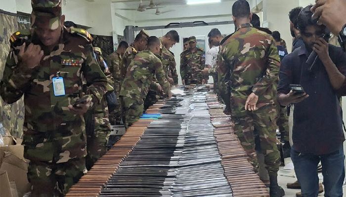 নিউমার্কেট থেকে ১১০০ ধারালো অস্ত্র উদ্ধার করেছে সেনাবাহিনী, গ্রেপ্তার ৯