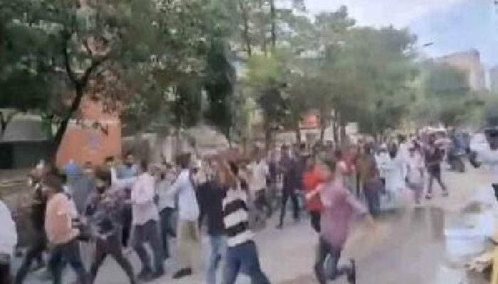 ধানমন্ডিতে নিষিদ্ধ মিছিল, বিস্ফোরণের পর মুহূর্তেই ছত্রভঙ্গ