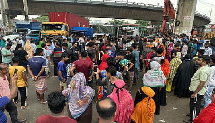 বকেয়া বেতনের দাবিতে কুড়িলে শ্রমিকদের অবরোধ, তীব্র যানজট