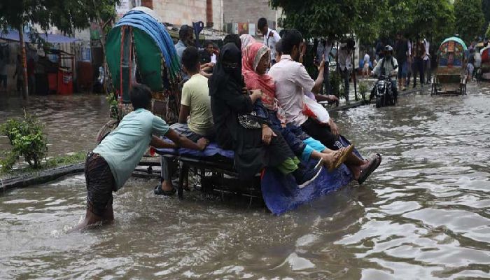 ভোরের বৃষ্টিতে নাকাল ঢাকা, জলজটে স্থবির নগর জীবন