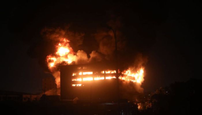 চট্টগ্রাম ইপিজেড কারখানার আগুন ৬ তলায় ছড়াল, শ্রমিকদের সরিয়ে নেওয়া হয়েছে