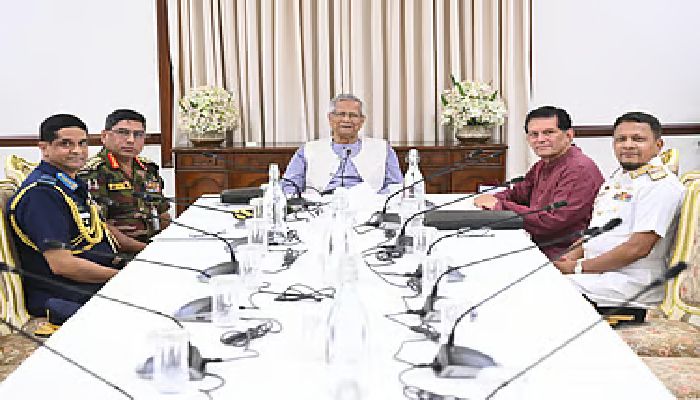 তিন বাহিনীর প্রধানদের সঙ্গে প্রধান উপদেষ্টার বৈঠক