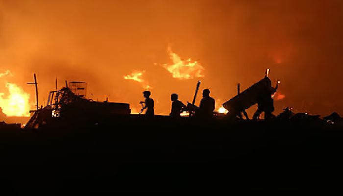 ৫ ঘণ্টা তাণ্ডবের পর নিয়ন্ত্রণে কড়াইল বস্তির ভয়াবহ আগুন, হাজারো বাসিন্দা খোলা আকাশের নিচে