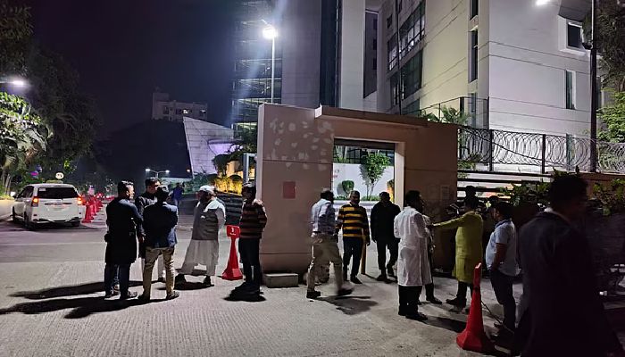 সিসিইউতে খালেদা জিয়া, এভারকেয়ারে নেতা-কর্মীদের ভিড়