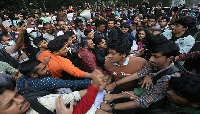 শাহবাগে বাউল মুক্তির কর্মসূচি, জুলাই মঞ্চের সঙ্গে ধাক্কাধাক্কি