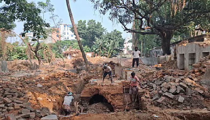 রাজশাহীতে জরাজীর্ণ রাজবাড়ি ভাঙতে গিয়ে বেরিয়ে এল সুড়ঙ্গ