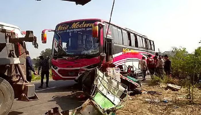 ফরিদপুরে বাসচাপায় অটোরিকশার ৩ যাত্রী নিহত, আহত ৫