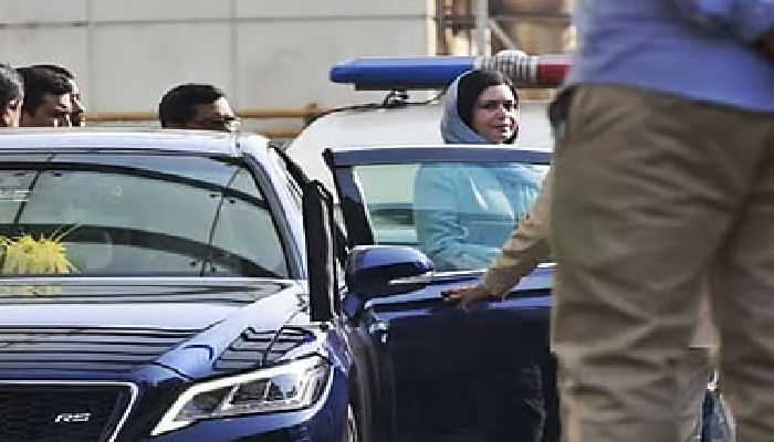 ঢাকায় জুবাইদা, শাশুড়িকে দেখে ধানমন্ডিতে; রোববার লন্ডনে যাওয়ার সম্ভাবনা