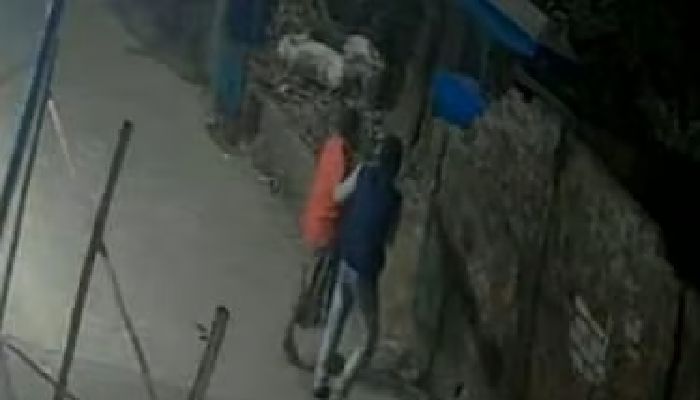 চট্টগ্রামে অটোরিকশাচালককে পিটিয়ে হত্যা: সিসিটিভিতে নৃশংস দৃশ্য