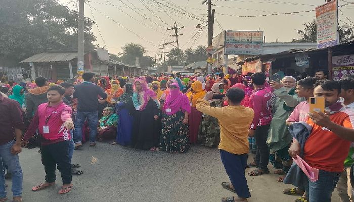 শ্রীপুরে বকেয়া বেতনের দাবিতে শ্রমিক-পুলিশ সংঘর্ষ, আহত ৩০