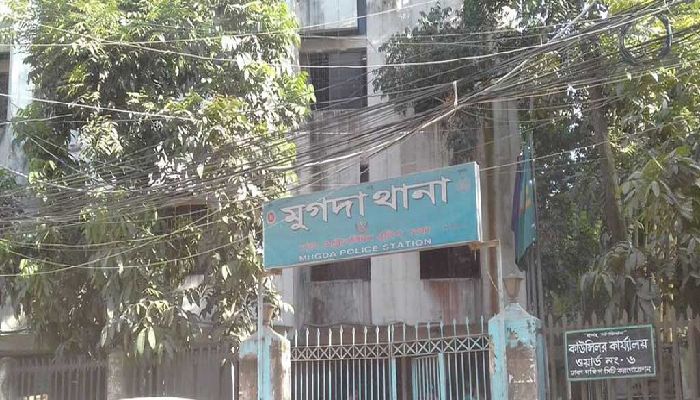 মুগদায় পুলিশ পরিচয়ে ডাকাতি, গ্রেফতার ৯