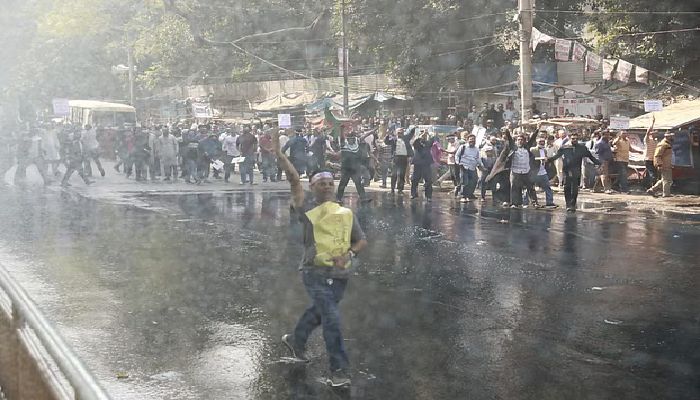 পে স্কেলের দাবিতে যমুনা অভিমুখে মিছিল, পুলিশের বাধা ও জলকামান