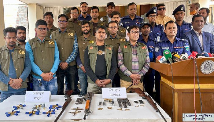 পাবনায় নির্বাচনের আগে অস্ত্রসহ গ্রেপ্তার ৩, উদ্ধার রাইফেল ও পিস্তল