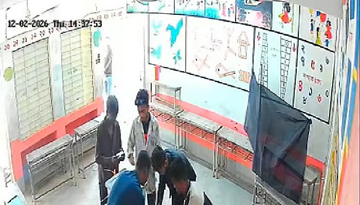 ভালুকায় ব্যালটে দেদার সিল মারছেন ৫ তরুণ, সিসিটিভিতে ধরা পড়ায় প্রিসাইডিং কর্মকর্তা বরখাস্ত