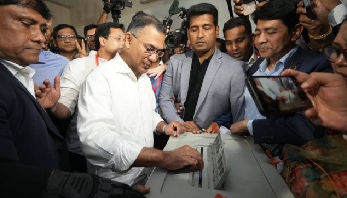 ভোটাররা কেন্দ্রে এলে সব ষড়যন্ত্র ব্যর্থ হবে: ভোট দিয়ে তারেক রহমান