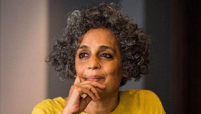 গাজাবাসীর সমর্থনে বার্লিন চলচ্চিত্র উৎসব বর্জন করলেন অরুন্ধতী রায়