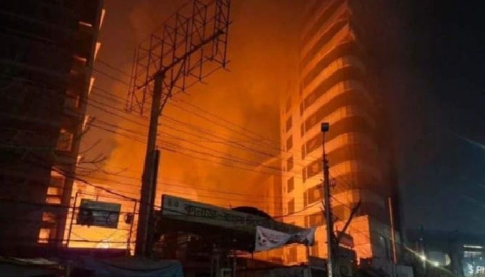 কারওয়ান বাজারে টিসিবি ভবনের পাশের গ্যারেজে আগুন