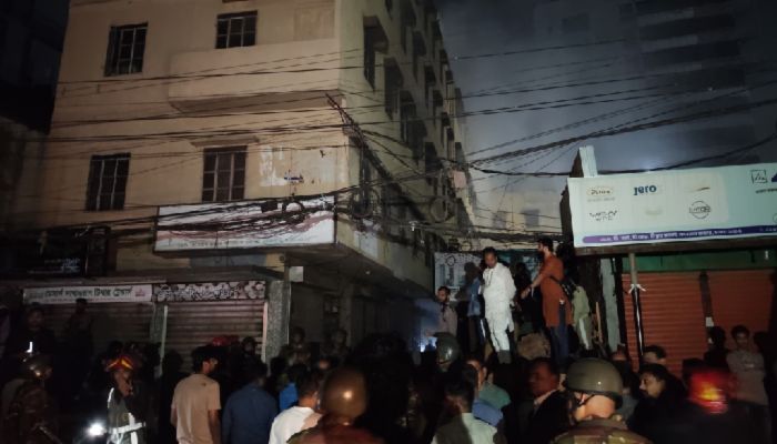 কারওয়ান বাজারে ভয়াবহ আগুন, ১০ ইউনিটের চেষ্টায় দুই ঘণ্টায় নিয়ন্ত্রণে