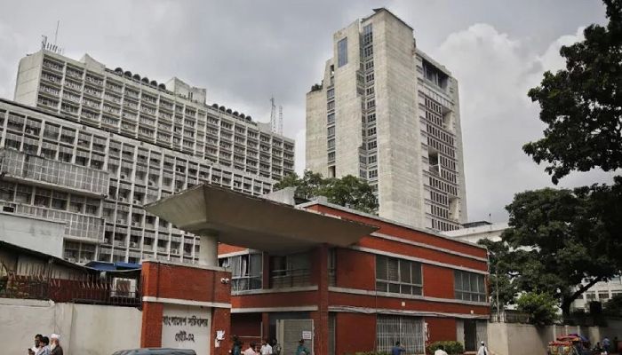 প্রশাসনে বড় রদবদল: ১২ সচিবের অপসারণ ও চুক্তি বাতিল