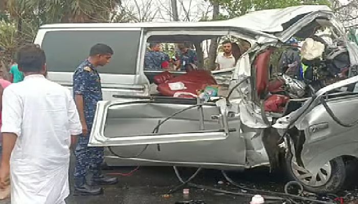 বাগেরহাটে বাস-মাইক্রোবাস সংঘর্ষে বর-কনেসহ নিহত ১৩