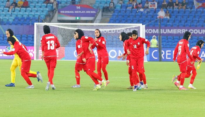 অস্ট্রেলিয়ায় আশ্রয় ছেড়ে স্বদেশে ফেরার পথে তিন ইরানি ফুটবলার