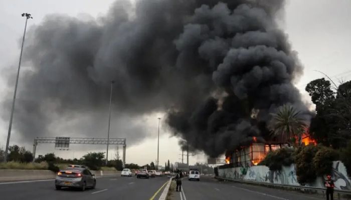 তেল আবিবে হিজবুল্লাহ-ইরানের যৌথ হামলা, জ্বলছে স্থাপনা