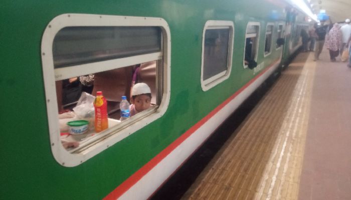 কমলাপুরে স্বস্তির যাত্রা, অপেক্ষায় জনস্রোত