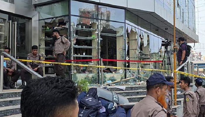 উত্তরায় গুজবে রণক্ষেত্র শপিং মল, ৭০০ জনের বিরুদ্ধে মামলা