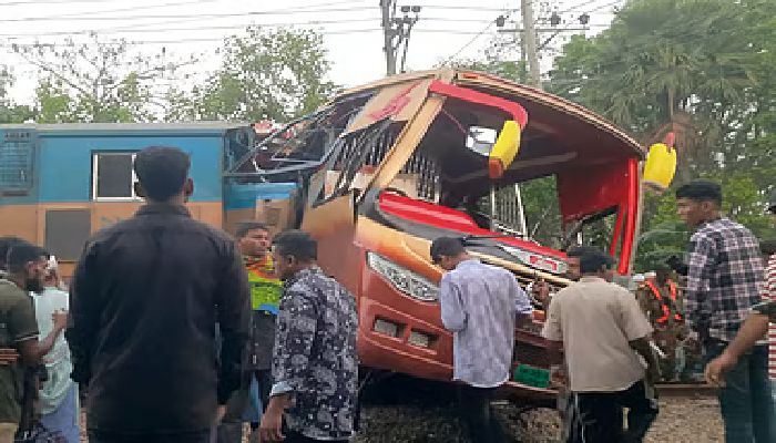 কুমিল্লায় ট্রেন-বাস ভয়াবহ দুর্ঘটনা, নিহত ১২