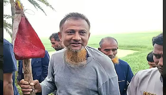 লাল কাপড়ের বদলে কলার মোচা, এনামুলের উপস্থিত বুদ্ধিতে রক্ষা পেল ট্রেন