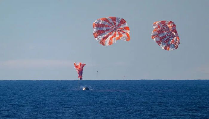 চাঁদের সীমানা ছাড়িয়ে নিরাপদে ঘরে ফিরলেন চার নভোচারী