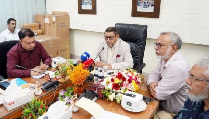 চিকিৎসক ও রোগীদের নিরাপত্তা নিশ্চিতে দুই হাসপাতালে ‘পাগলাঘণ্টা’ বসাচ্ছে সরকার