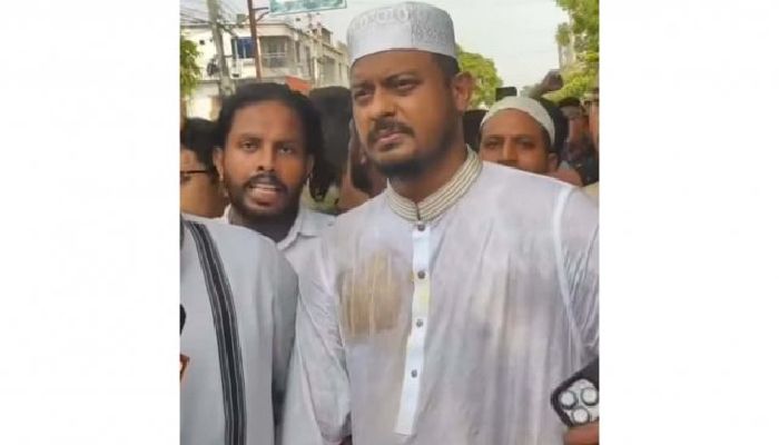ঝিনাইদহে জুমার নামাজ শেষে নাসীরুদ্দীন পাটওয়ারীর ওপর হামলা, ডিম নিক্ষেপ