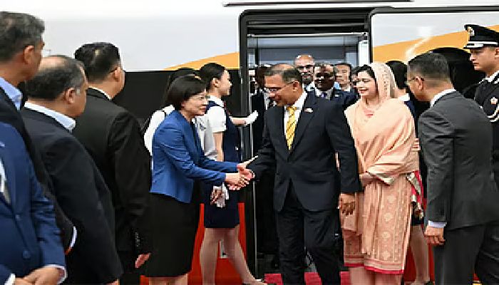 বেইজিংয়ে প্রধানমন্ত্রী তারেক রহমানকে লালগালিচা সংবর্ধনা