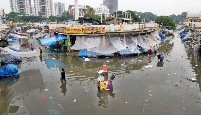 টানা বৃষ্টিতে কোমরপানিতে ঢাকা নিউ মার্কেট