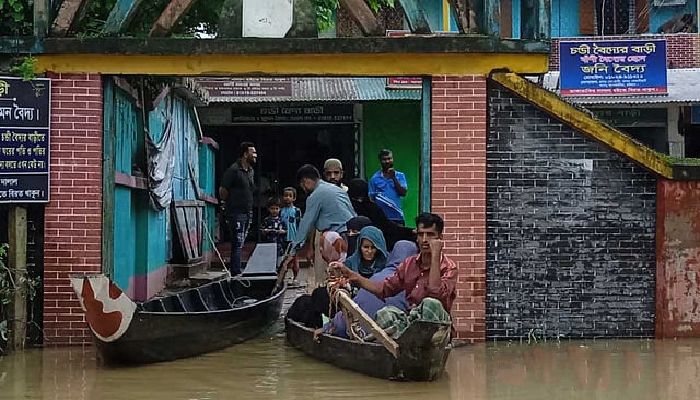 চট্টগ্রামে ভয়াবহ বন্যা ও ধসে ১৫ মৃত্যু, বিধ্বস্ত ১৫ হাজার ঘরবাড়ি