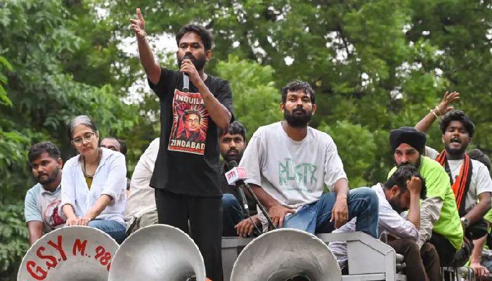 ককরোচ জনতা পার্টির আন্দোলন কি মোদি সরকারের জন্য ‘বিপদঘণ্টা’?