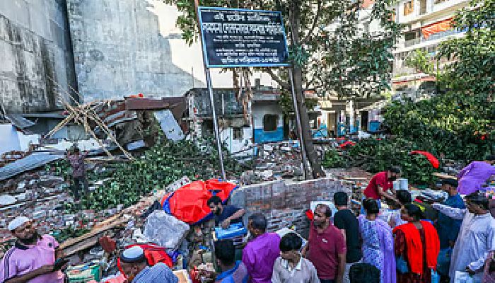 নিরাপত্তাকর্মীদের বেঁধে মধ্যরাতে মিরপুরে ৫০ বছরের পুরোনো স্বাস্থ্যকেন্দ্র গুঁড়িয়ে দিল দুর্বৃত্তরা