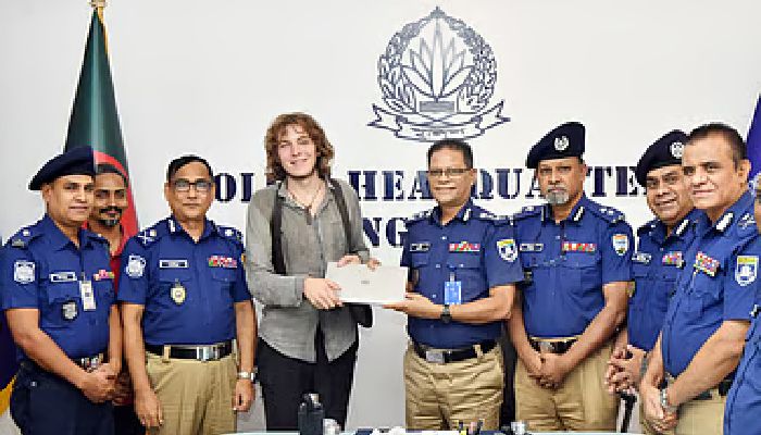 নাটোরে চুরি হওয়া ল্যাপটপ উদ্ধার, জার্মান তরুণকে ফেরত দিল পুলিশ